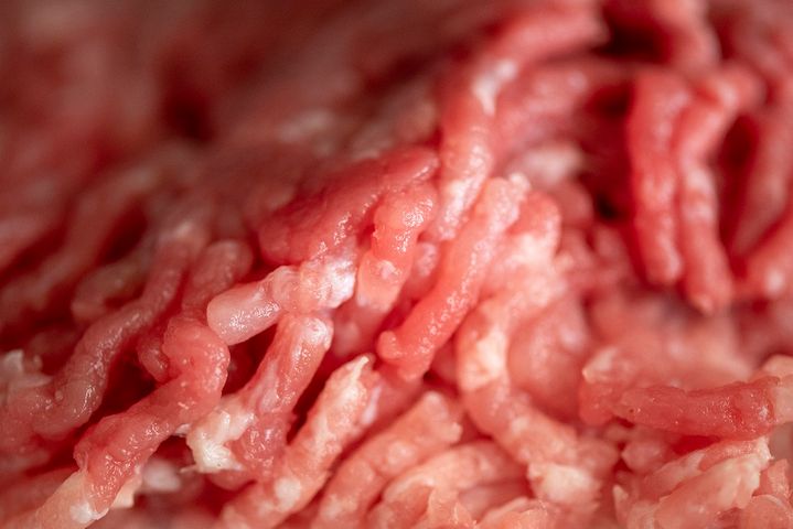 Groźna bakteria wykryta w mięsie. Nie wolno go spożywać