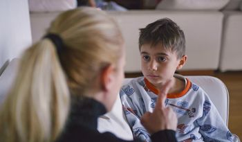 Błąd wychowawczy, który rujnuje psychikę. Ekspert ostrzega