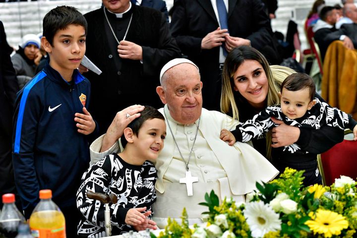 Papież uderza w bezdzietnych. "Wolą mieć pieska niż dziecko"