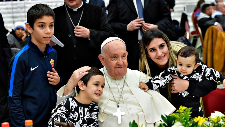 Papież uderza w bezdzietnych. "Wolą mieć pieska niż dziecko"