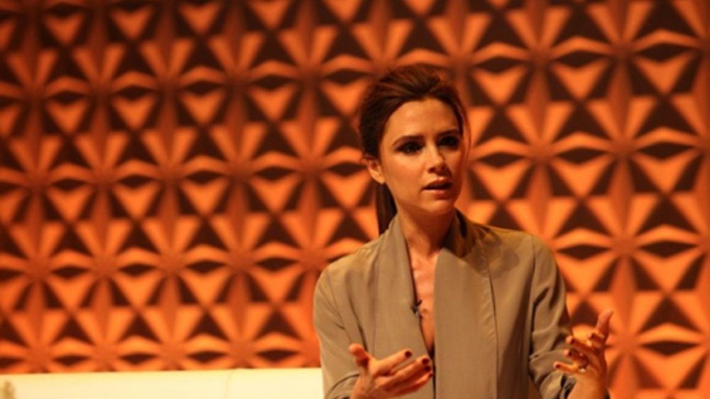 Victoria Beckham to kobieta sukcesu, która jest konsekwentna w doborze ubrań w stonowanej kolorostyce