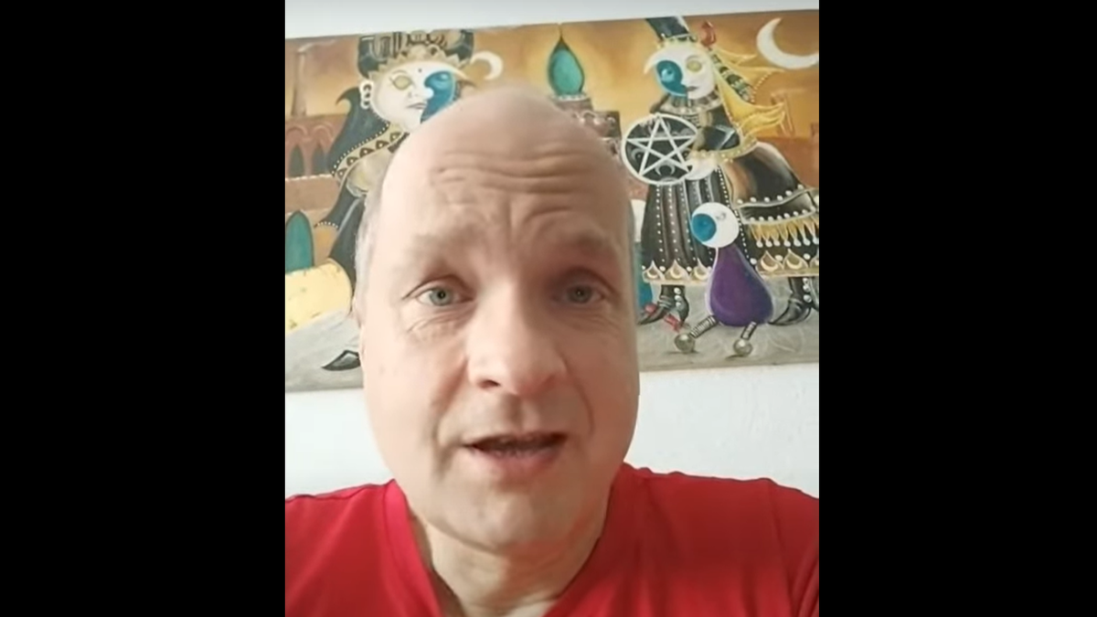 Jasnowidz Wojciech Glanc energią leczy dziecko z guzem mózgu. "Zamienia się w pył, w proszek"