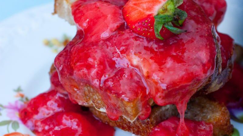 Frużelina, czyli żelowane owoce, to smaczny dodatek do gofrów, naleśników, lodów i różnych wypieków.