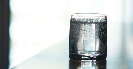 Woda gazowana może być szkodliwa. Lepiej uważać (WIDEO)