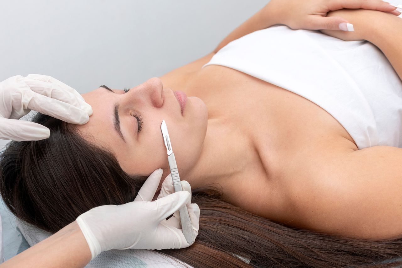 Dermaplaning – zalecenia, efekty, wskazania i przeciwwskazania