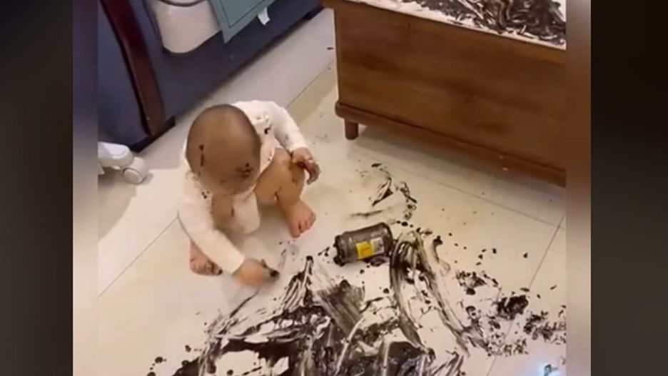 Miał pod opieką synka, ale zajął się telefonem. Cisza nie wzbudziła jego podejrzeń