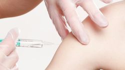 Ból ręki po szczepieniu i inne powikłania. Jak sobie radzić?