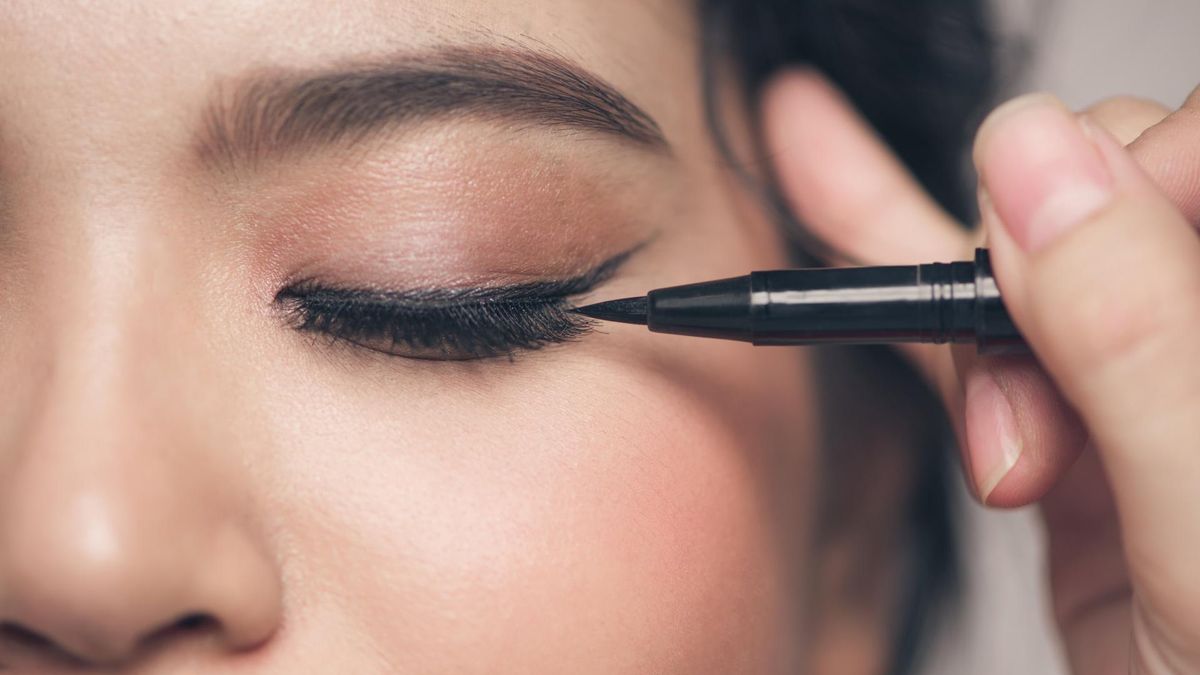 Odwrócone kocie oko to makijaż skupiający się na dolnej linii rzęs.