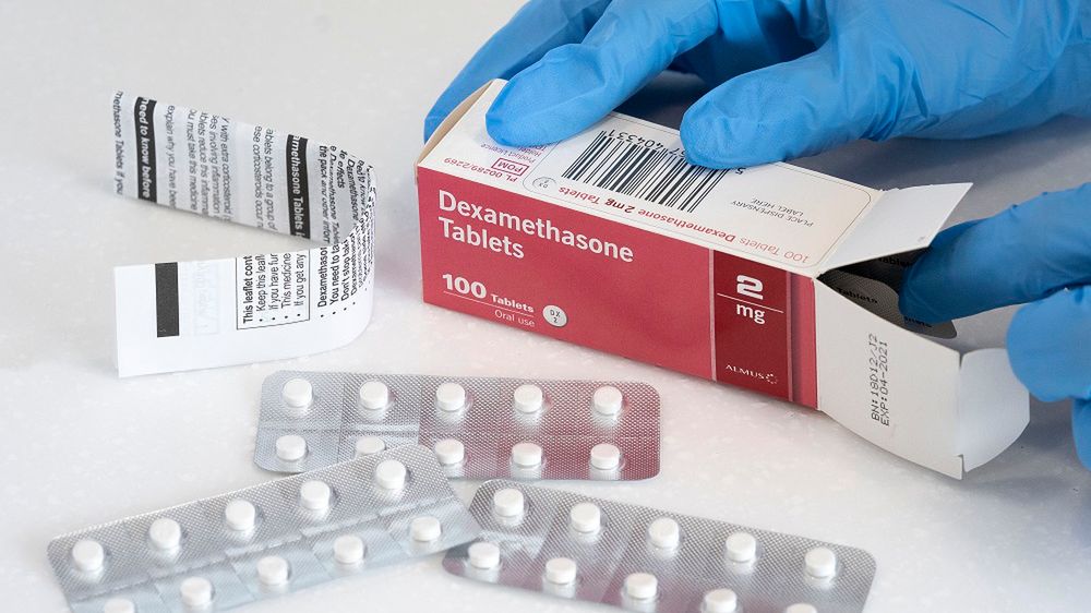 Badania kliniczne prowadzone przez naukowców z Oxfordu wykazały, że deksametazon zmniejsza o jedną trzecią śmiertelność wśród najciężej chorych pacjentów