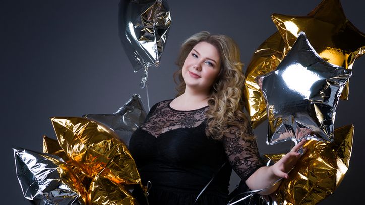 Kobiety plus size mogą stworzyć wiele ciekawych stylizacji na zabawę sylwestrową