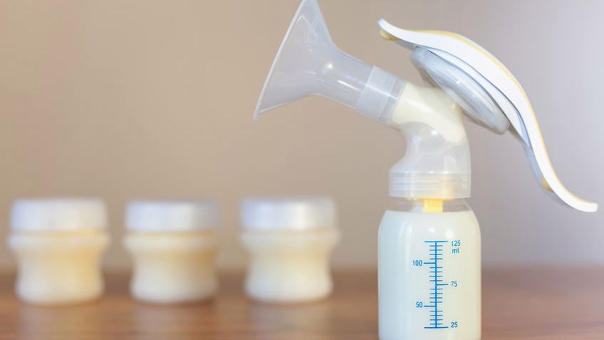 Mleko matki to skarb. Kobiety handują nim w sieci