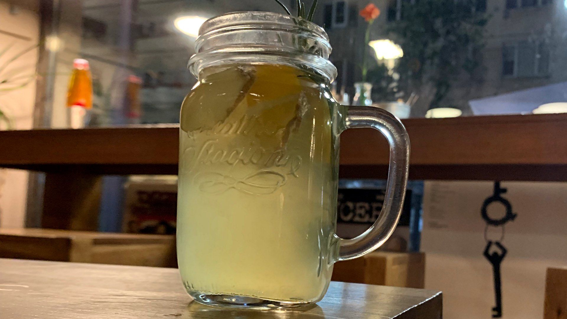 Przeiębienie można zwalczyć w naturalny sposób, pijąc napary ziołowe.