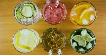 Przesadziłeś z alkoholem? Wypróbuj sprawdzone sposoby na kaca (WIDEO)