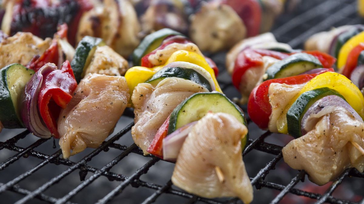 Szaszłyki z piekarnika to doskonały sposób na obiad, kolację, a także rodzinną imprezę czy spotkanie ze znajomymi