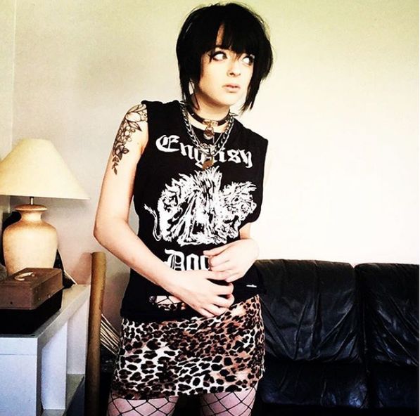 Dziewczyna przeżywa teraz okres buntu