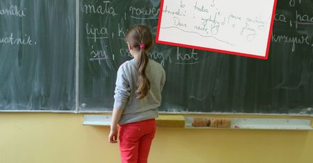 Nauczycielka pokazała, co piszą uczniowie na klasówkach.  "Tak sobie sprawdzam i czytam"