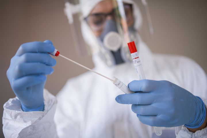 Przedstawiciele Moderny, AstraZeneki, Johnson & Johnson oraz BioNTech powiedzieli, czy ich szczepionki ochronią przed Omikronem.