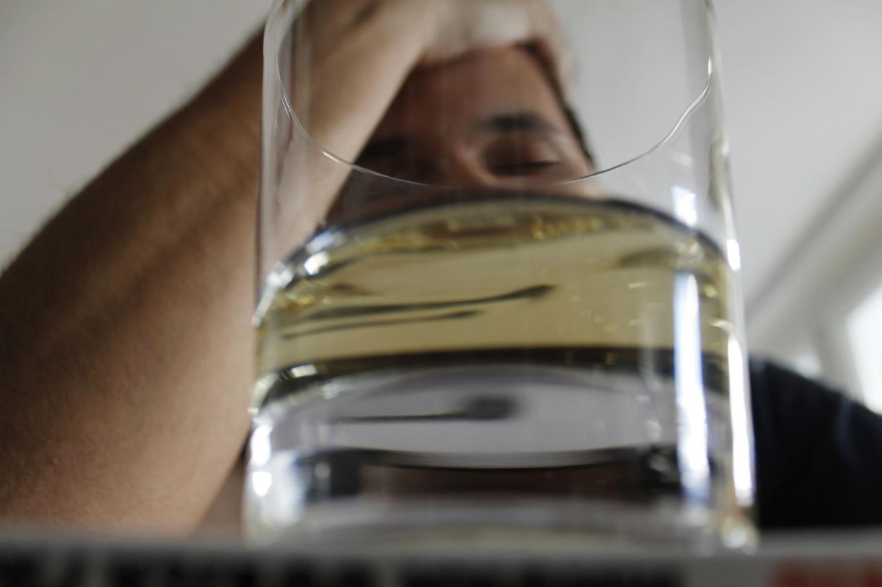 Neurolog ostrzega. W tym wieku bezwzględnie zrezygnuj z alkoholu