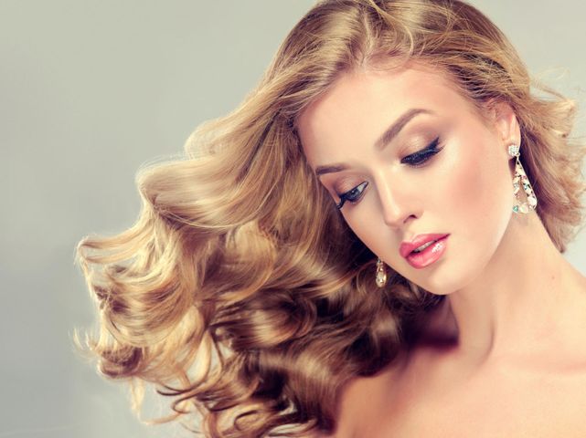 Idealny makijaż oczu dla blondynki ogranicza ilość koloru na powiekach do minimum