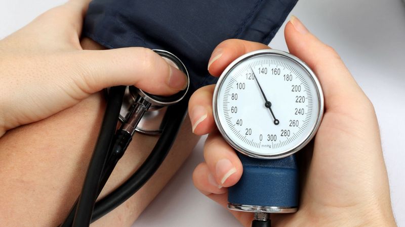 Nadciśnienie to jedna z najpowszechniejszych dolegliwości obecnych czasów. Oto 3 naturalne metody walki z nadciśnieniem