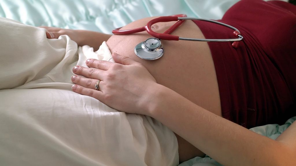 Zakażenie wewnątrzmaciczne w ciąży może spowodować poważne powikłania, łącznie z obumarciem płodu i poronieniem