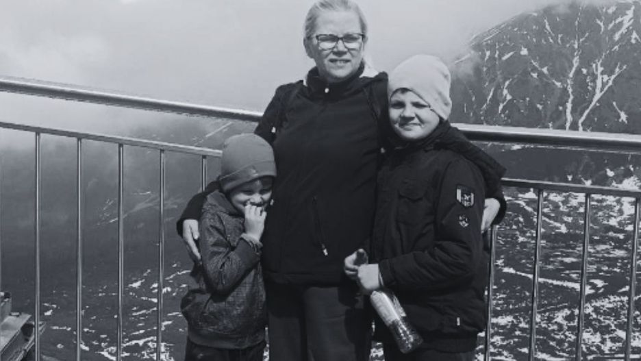 Samotna matka osierociła dziewięcioro dzieci. Zmarła nagle, dzieci zostały z długiem