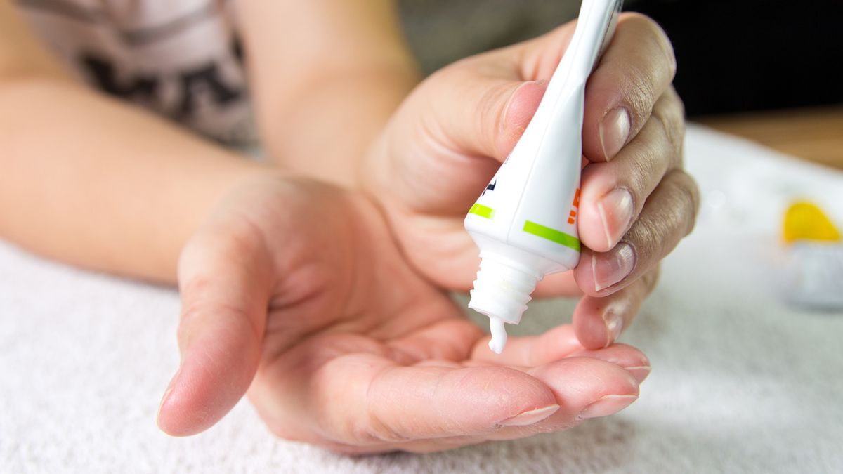 Maść rozgrzewająca wykazuje właściwości przeciwbólowe i przeciwzapalne.