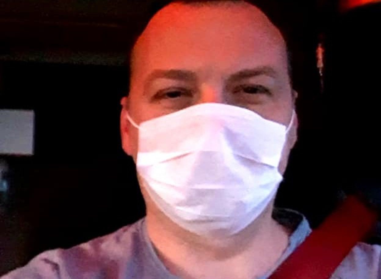 Łukasz Tymków rozwozi przesyłki. Boi się, że może zarazić żonę i dzieci, dlatego zachowuje wszelkie środki ostrożności