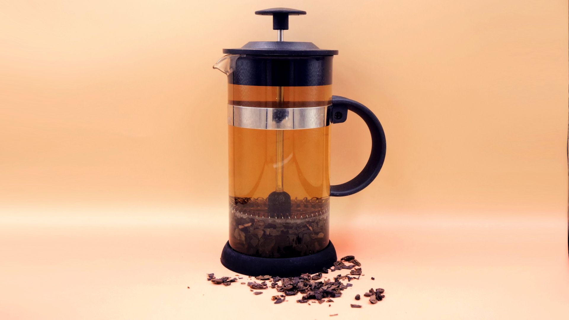 Regularne picie zielonej herbaty przynosi wiele korzyści dla zdrowia.