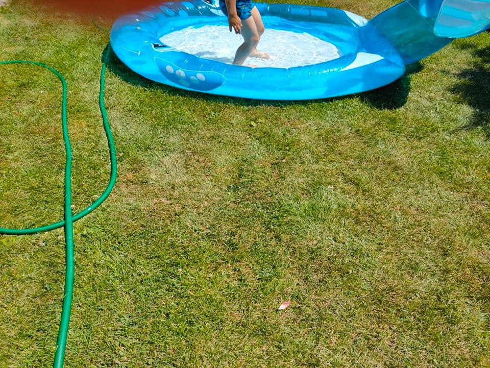 Małe dzieci nawet w płytkiej wodzie mogą stracić równowagę i zachłysnąć się wodą