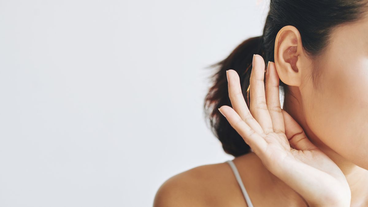 Domowe sposoby na zatkane ucho mogą przydać się po locie samolotem, wizycie na basenie czy kąpieli.