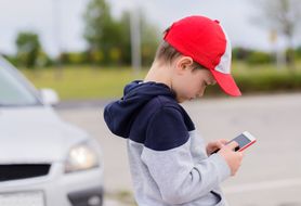 Zakaz używania telefonów w szkołach? Ministerstwo Cyfryzacji powołało w tej sprawie specjalną grupę