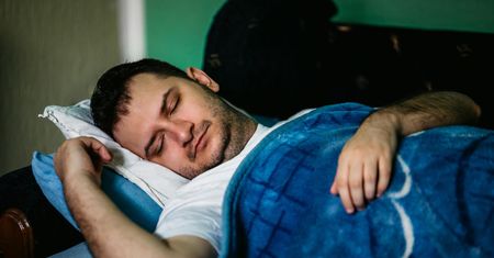 Unikaj tej pozycji snu. Powoduje ból, sprzyja opuchliźnie i zmarszczkom