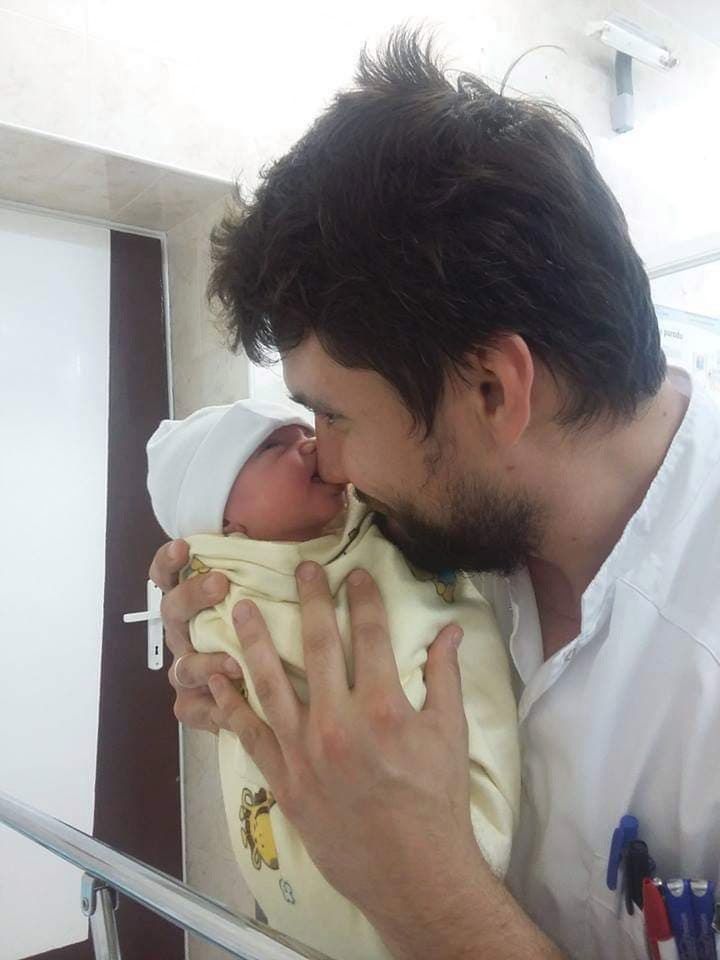 Położny Tomek uwielbia pracę z noworodkami