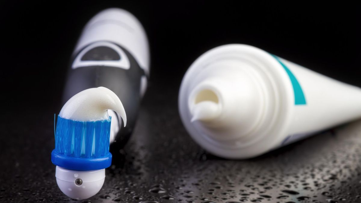 Pasty do zębów pod lupą. W prawie połowie znaleziono szkodliwe substancje, niektóre rakotwórcze