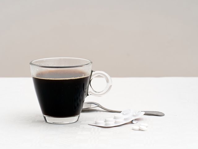 Aspiryna w połączeniu z kawą może wywołać silne bóle brzucha.