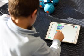 Jak nauczyć dziecko mądrego używania technologii cyfrowej? Skorzystaj z darmowej pomocy najlepszych specjalistów
