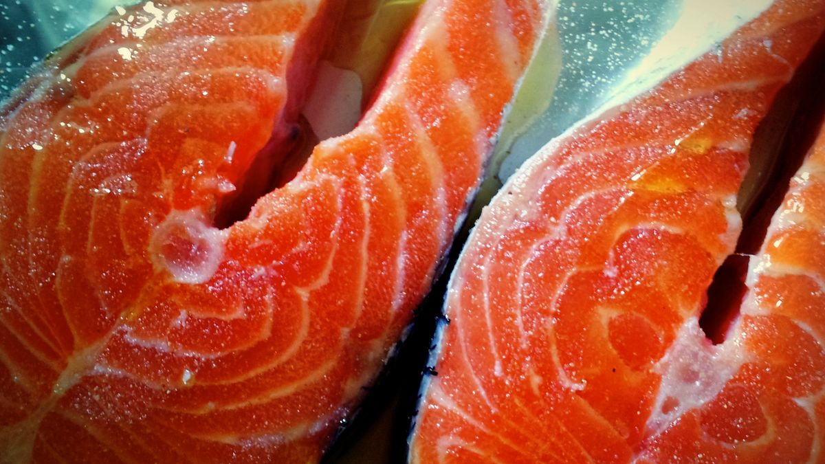 Jak obniżyć cholesterol? Spożywaj produkty bogate w kwasy omega-3