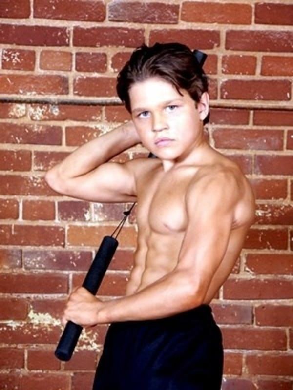 Mały Herkules dzieciństwo spędził w siłowni [tiebreaker.com]