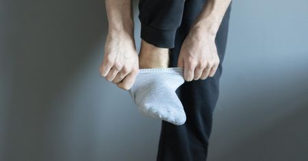 Drugi raz zakładasz te same skarpetki? Ekspert mówi, czy to szkodzi