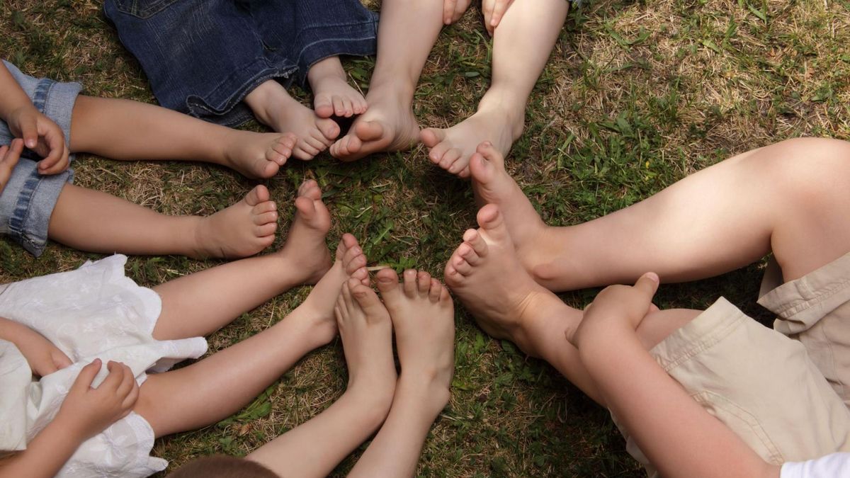 Dlaczego warto pozwolić dziecku chodzić boso?