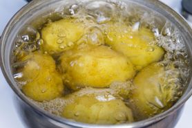 5 powodów, dla których nie warto wylewać wody po ziemniakach
