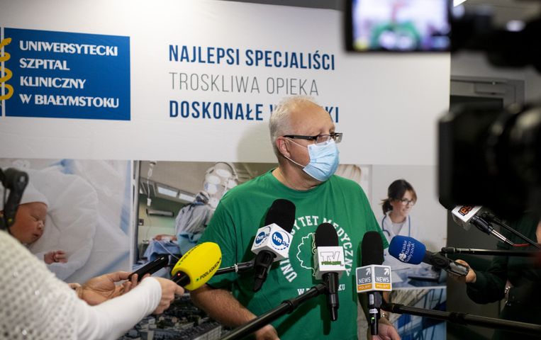 Koronawirus w Polsce. Prof. Flisiak: Balonik można nadymać długo, ale będziemy mieli nie szpitale, tylko lazarety