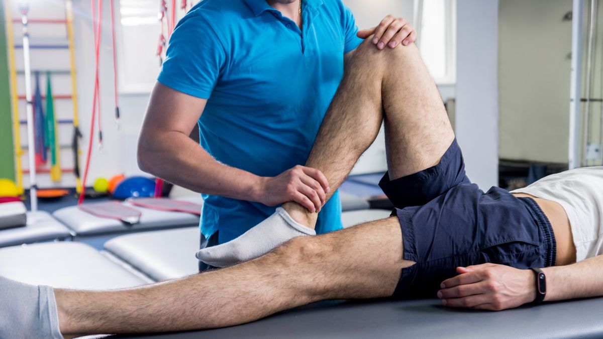 Fizjoterapeuta zajmuje się chorobami narządu ruchu.