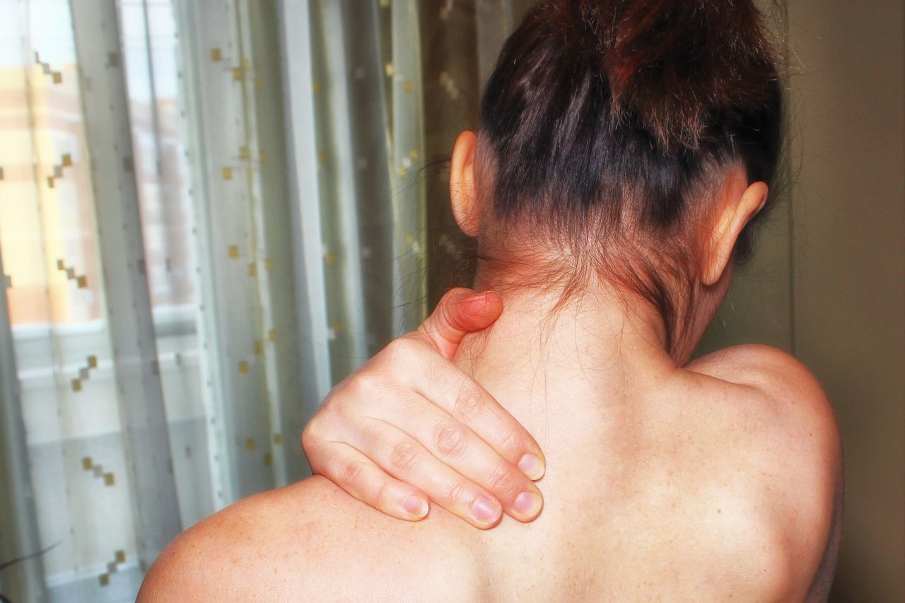 Bóle stawów i kręgosłupa. Przeciążenie, wiek czy podstępny nowotwór? Lekarz ostrzega