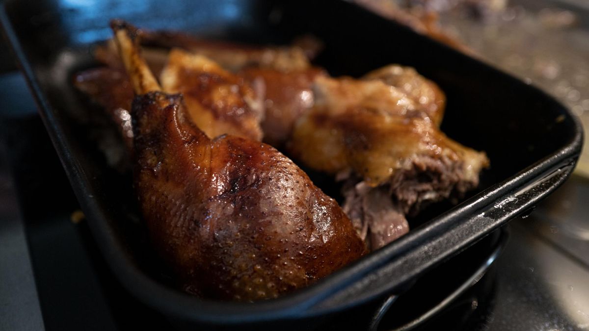 Mięso gęsie, mimo że dość tłuste, po odpowiednim przygotowaniu jest kruche, soczyste i aromatyczne