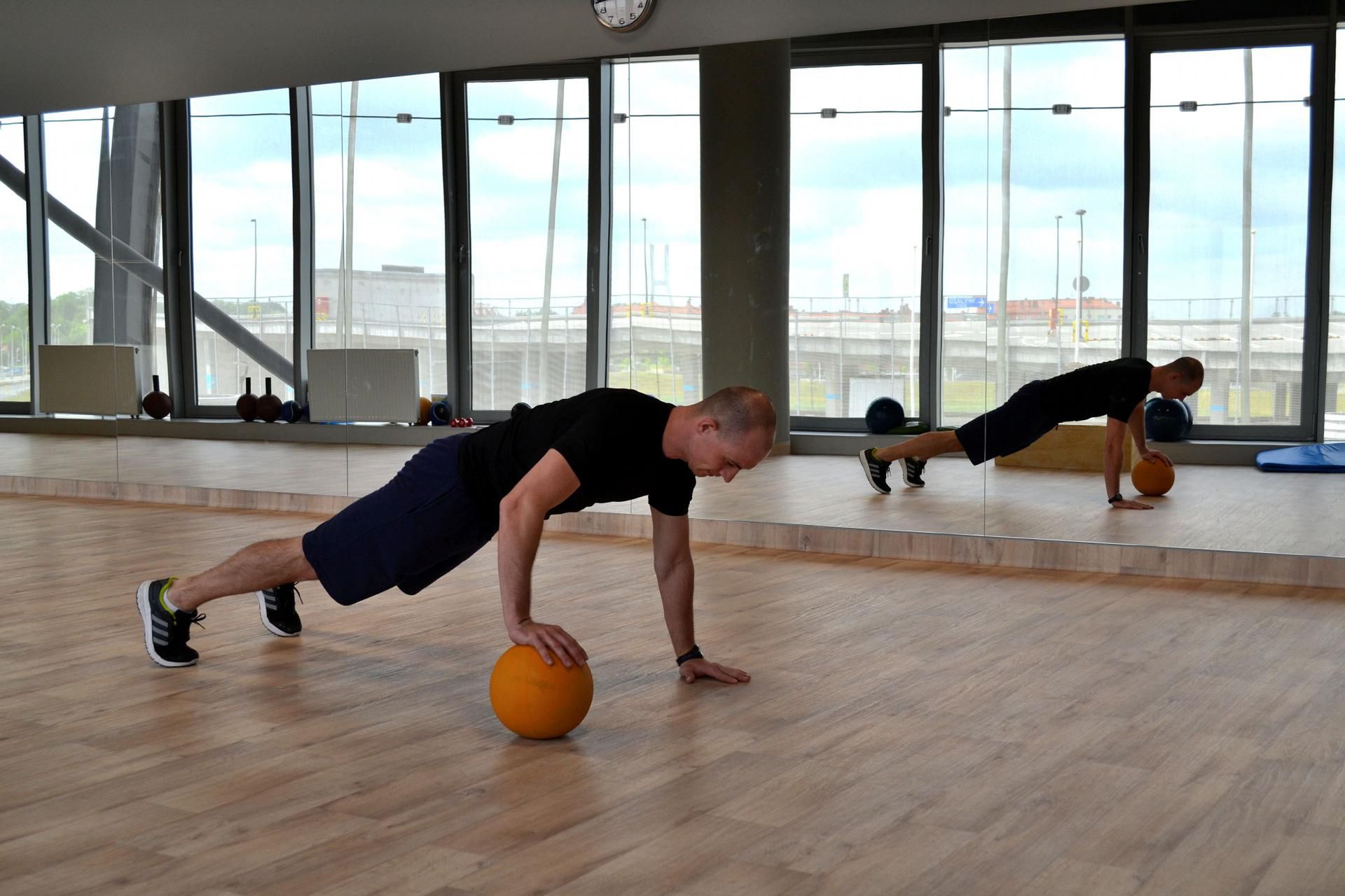 Pompka z piłką - ruch 1