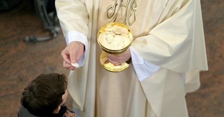 Kapłan podczas komunii świętej pochwalił rodziców, którzy dają klapsy i krzyczą na swoje dzieci