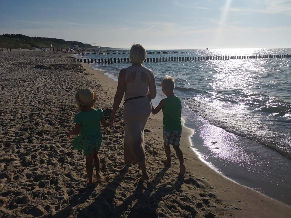 Dorota z dziećmi na plaży