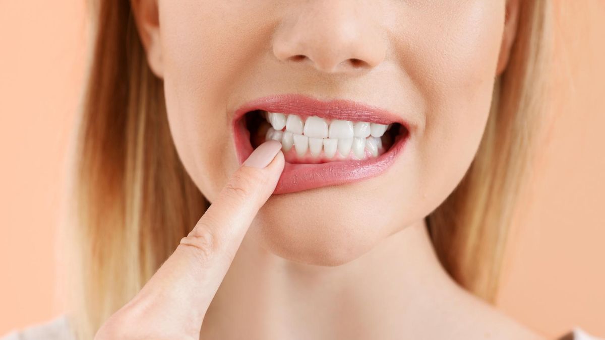 Odwapnienie zębów to sytuacja, w której szkliwo ulega demineralizacji